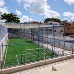 Praça Santa Bárbara ganha primeiro campo sintético de Lauro de Freitas