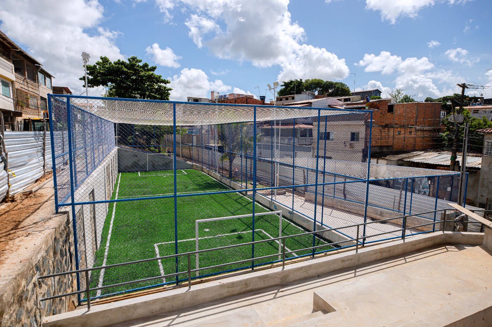 Praça Santa Bárbara ganha primeiro campo sintético de Lauro de Freitas