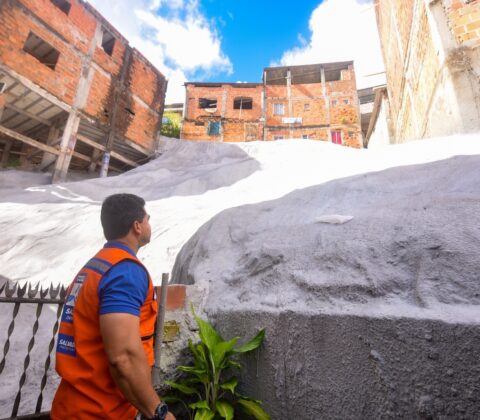 Imagem do post Prefeitura entrega nova proteção de encosta no Pero Vaz e beneficia 40 famílias