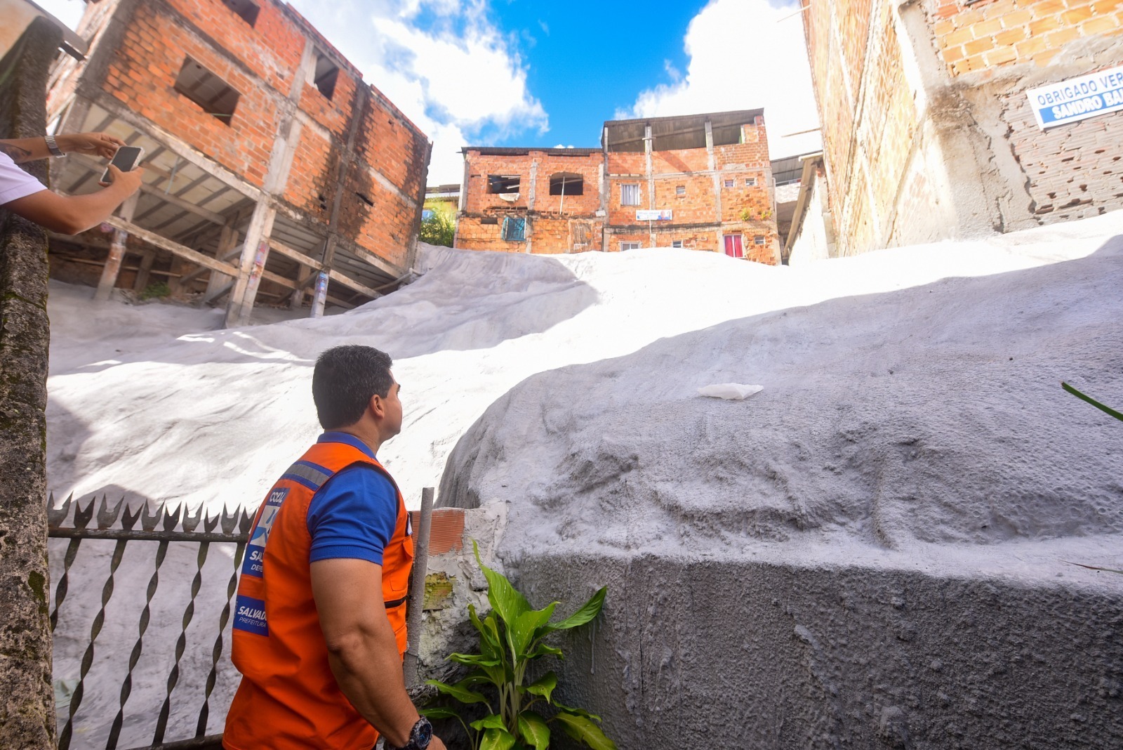 Prefeitura entrega nova proteção de encosta no Pero Vaz e beneficia 40 famílias