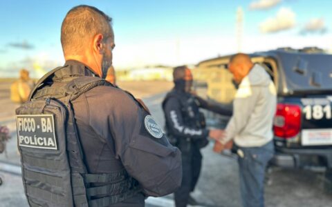 Imagem do post Vídeo: ‘Kekeu’ do Comando Vermelho chega a Salvador após ser capturado na Bolívia