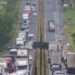 Caminhão tomba e interdita parcialmente trecho da BR-324 nos dois sentidos