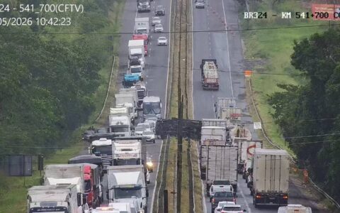 Imagem do post Caminhão tomba e interdita parcialmente trecho da BR-324 nos dois sentidos