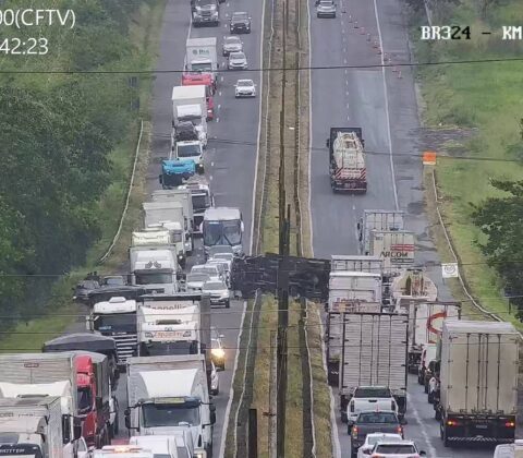 Imagem do post Caminhão tomba e interdita parcialmente trecho da BR-324 nos dois sentidos