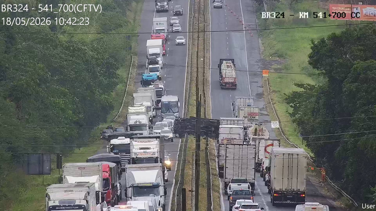 Caminhão tomba e interdita parcialmente trecho da BR-324 nos dois sentidos