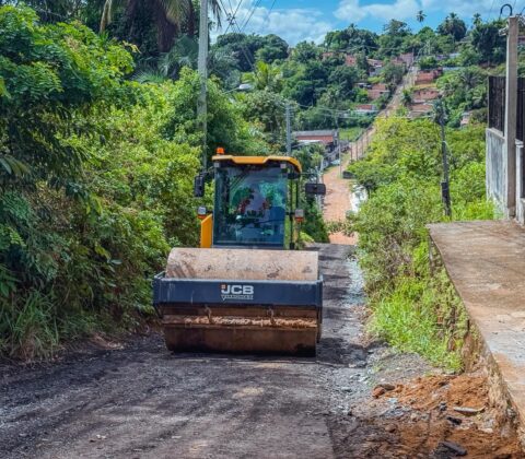 Imagem do post Prefeitura intensifica obras e melhora infraestrutura em rua de Capiarara, em Lauro de Freitas