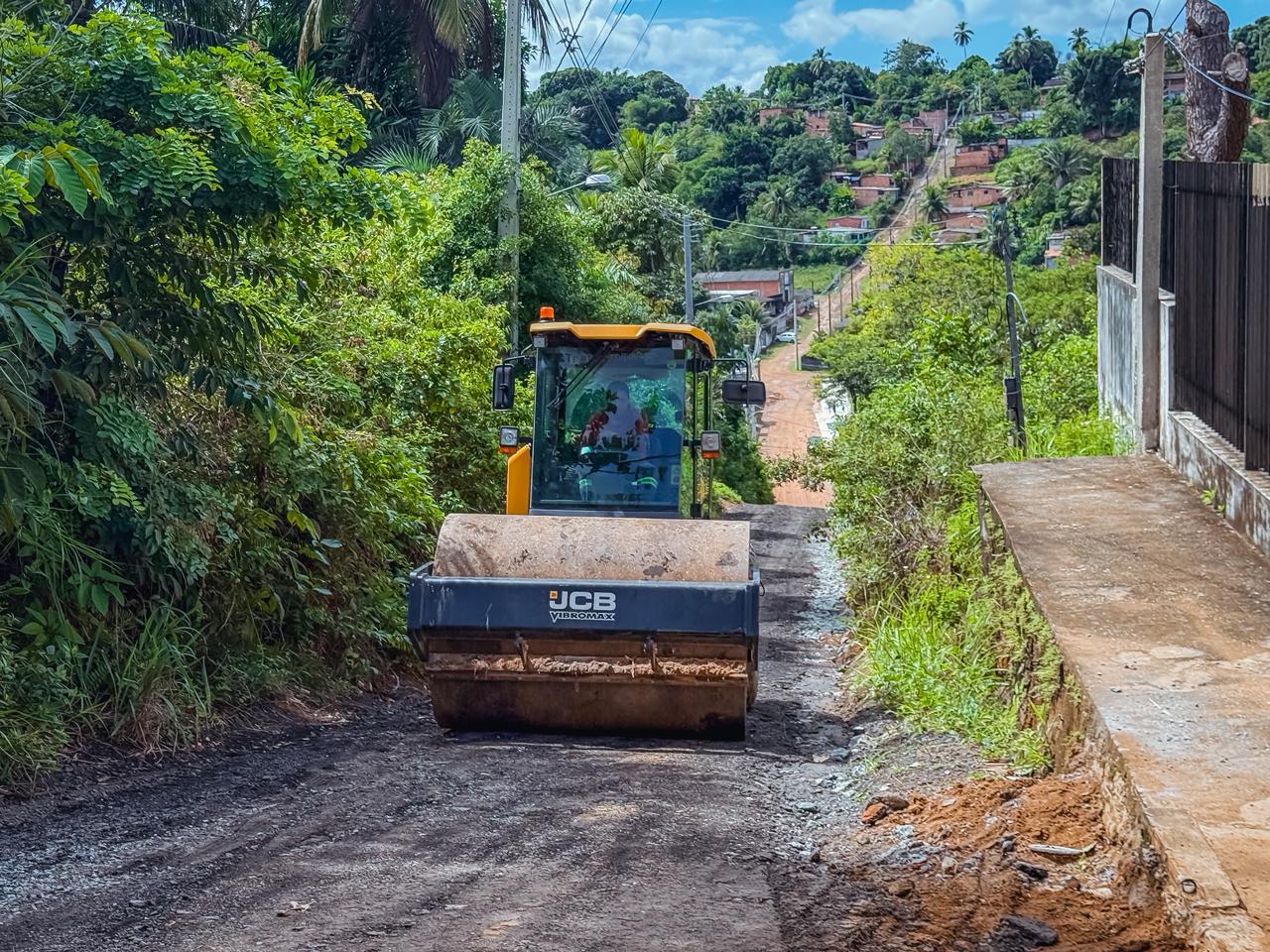 Prefeitura intensifica obras e melhora infraestrutura em rua de Capiarara, em Lauro de Freitas