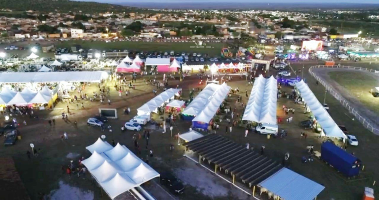 Feira Agropecuária de Morro do Chapéu começa com shows de Thiago Aquino e vaquejada