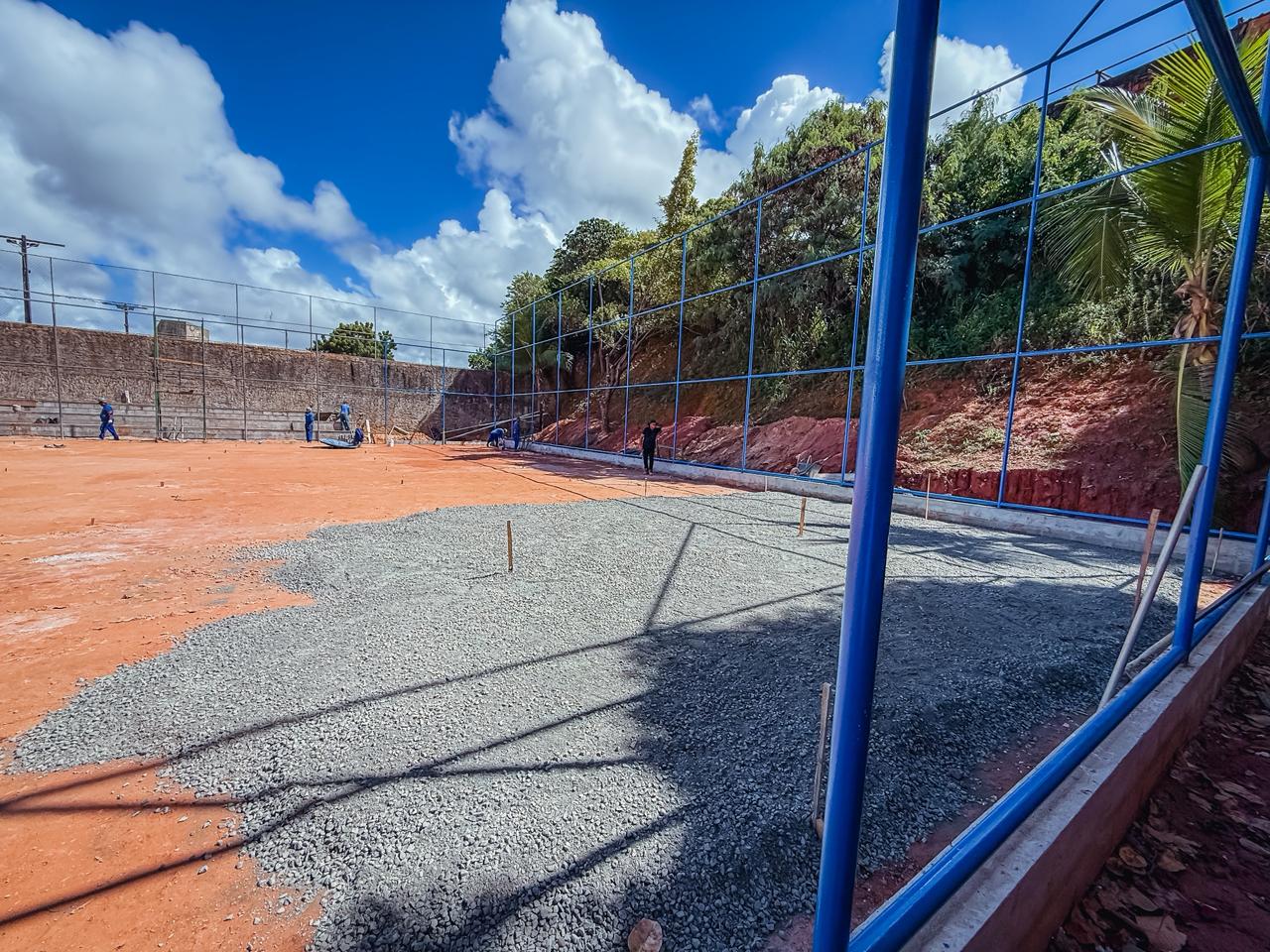 Prefeitura avança obra com concretagem da arquibancada em Lauro de Freitas
