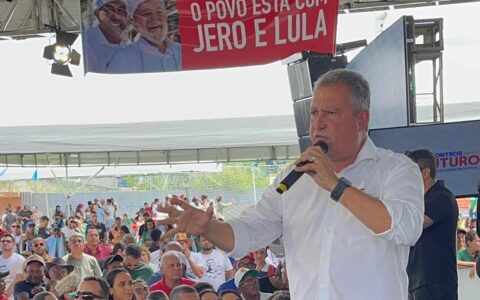 Imagem do post Rui associa ACM Neto a Flávio Bolsonaro e diz que ex-prefeito tenta esconder aliança após desgaste do senador