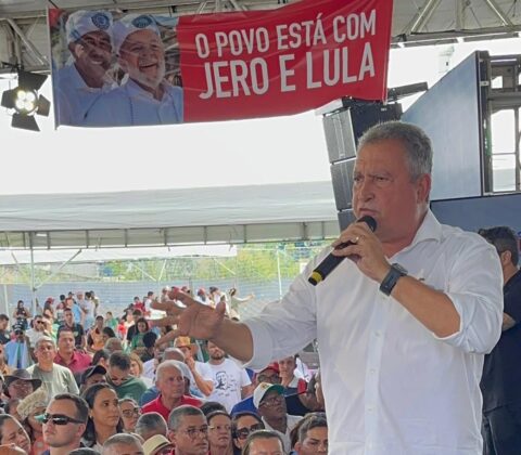 Imagem do post Rui associa ACM Neto a Flávio Bolsonaro e diz que ex-prefeito tenta esconder aliança após desgaste do senador
