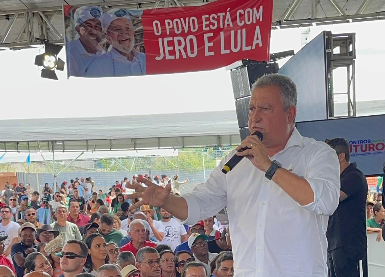 Rui associa ACM Neto a Flávio Bolsonaro e diz que ex-prefeito tenta esconder aliança após desgaste do senador