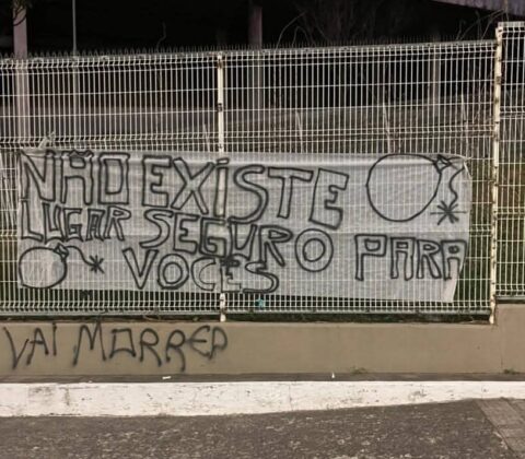 Imagem do post Torcida do Bahia espalha faixas com ameaças na Fonte Nova antes de duelo decisivo contra o Grêmio