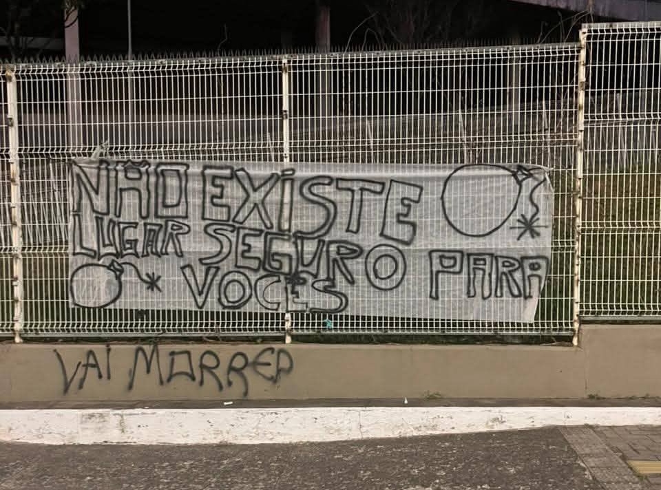 Torcida do Bahia espalha faixas com ameaças na Fonte Nova antes de duelo decisivo contra o Grêmio