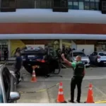 Carro capota em estacionamento de centro comercial em Salvador