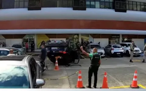 Imagem do post Carro capota em estacionamento de centro comercial em Salvador