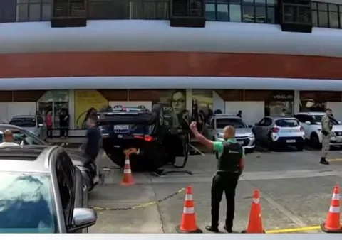 Imagem do post Carro capota em estacionamento de centro comercial em Salvador
