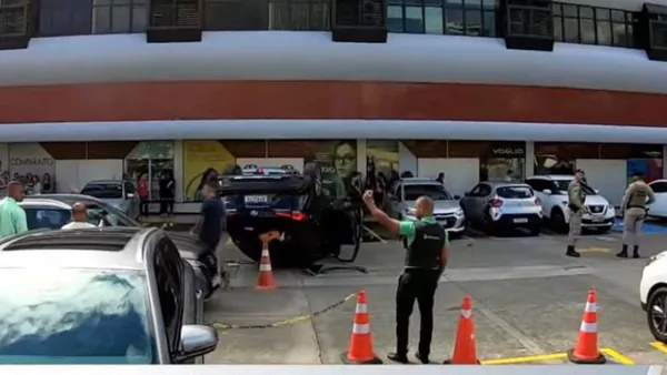 Carro capota em estacionamento de centro comercial em Salvador
