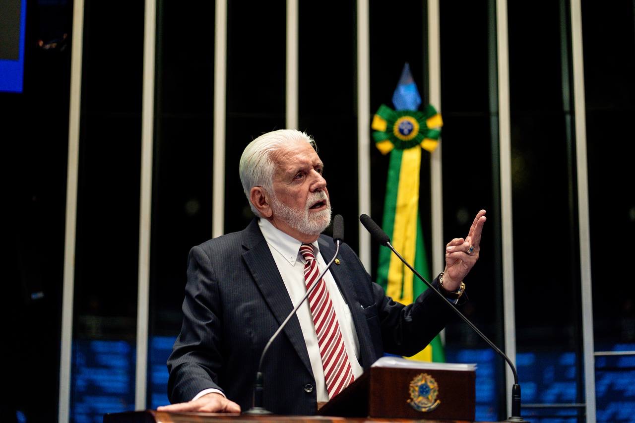Wagner detona Flávio Bolsonaro e associa ex-governo ao escândalo do Master: “Real News”