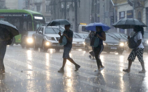 Imagem do post Salvador entra em alerta: chuva forte, raios e ventania devem continuar até a noite