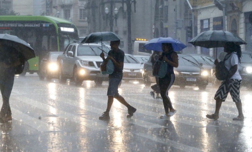 Salvador entra em alerta: chuva forte, raios e ventania devem continuar até a noite