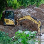Prefeitura realiza limpeza preventiva de canal em vias do município