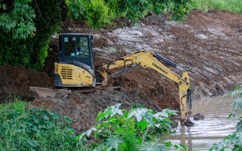 Imagem do post Prefeitura realiza limpeza preventiva de canal em vias do município