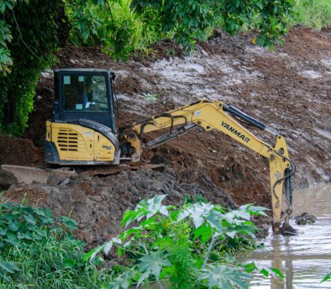 Imagem do post Prefeitura realiza limpeza preventiva de canal em vias do município