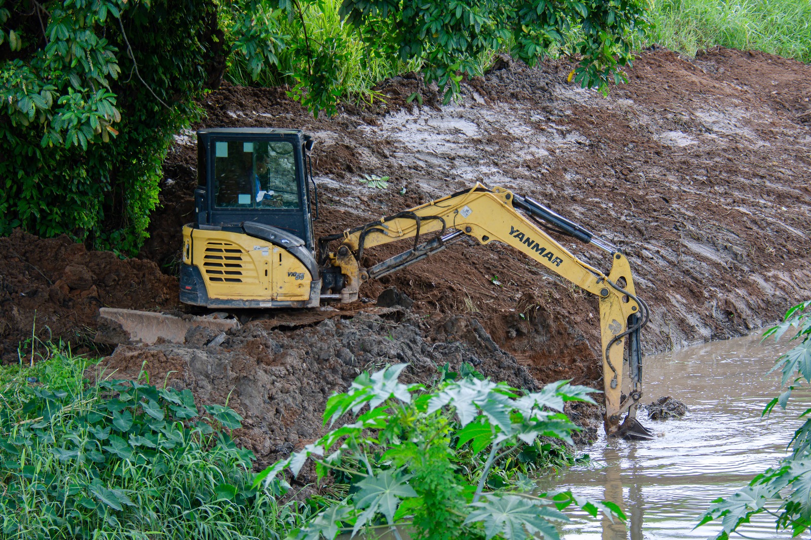 Prefeitura realiza limpeza preventiva de canal em vias do município