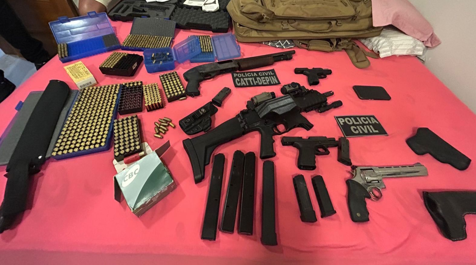Trio é preso suspeito de vender drogas durante festa