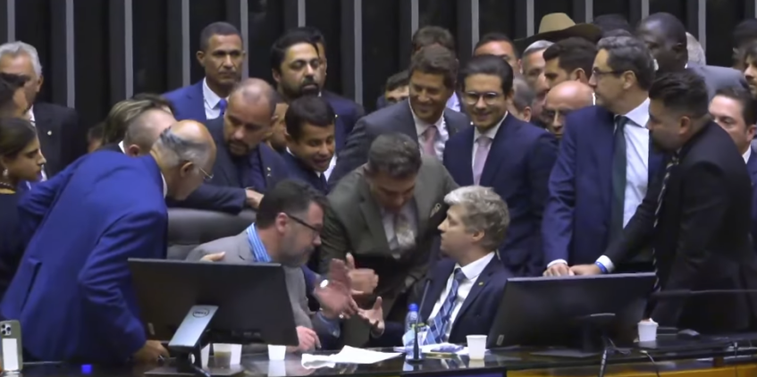 Conselho de Ética aprova suspensão de deputados após ocupação da Câmara