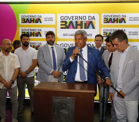 Imagem do post Jerônimo Rodrigues sanciona leis de valorização do funcionalismo com abono para 80 mil educadores