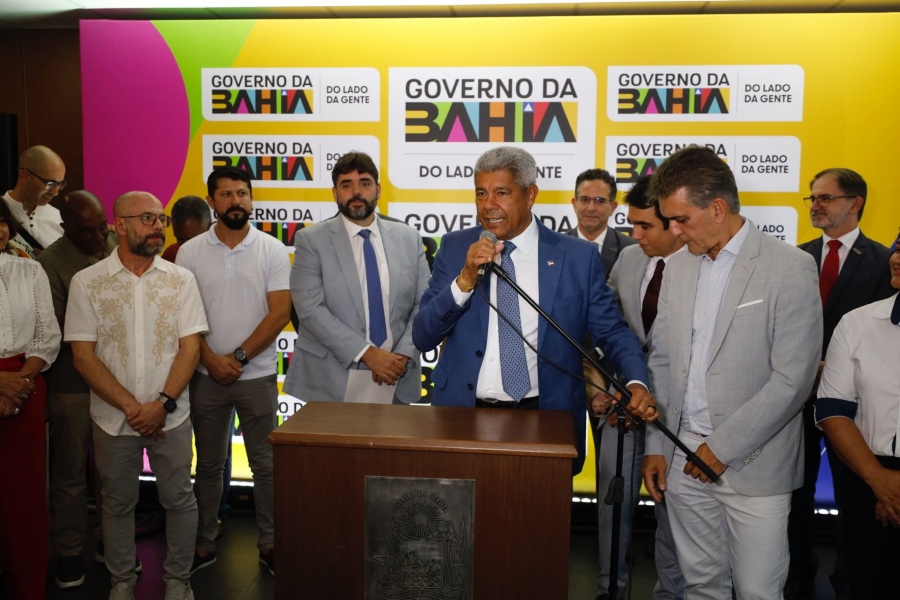 Jerônimo Rodrigues sanciona leis de valorização do funcionalismo com abono para 80 mil educadores
