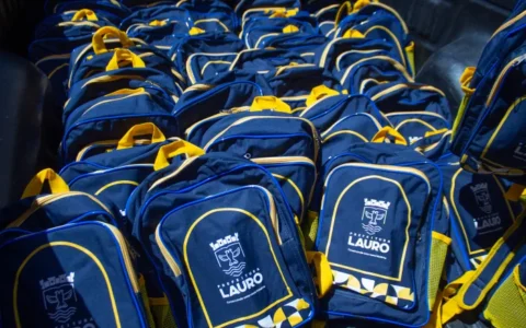 Imagem do post Confira cronograma de entrega de novos uniformes e materiais escolares para alunos da rede pública de Lauro de Freitas