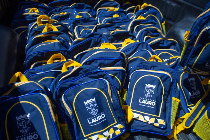 Confira cronograma de entrega de novos uniformes e materiais escolares para alunos da rede pública de Lauro de Freitas