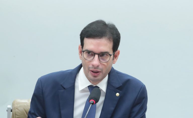 Vídeo: Leo Prates comemora aprovação de PEC que acaba com escala 6×1 na Câmara