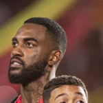 Vitória liga alerta com Ramon após lateral deixar campo mancando em goleada