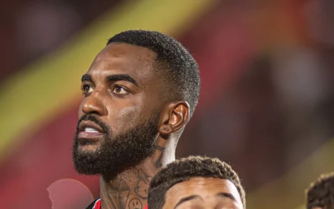 Imagem do post Vitória liga alerta com Ramon após lateral deixar campo mancando em goleada