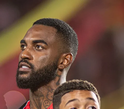 Imagem do post Vitória liga alerta com Ramon após lateral deixar campo mancando em goleada