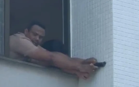 Imagem do post Policial armado surta e ameaça mulher dentro de hotel
