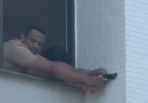 Imagem do post Policial armado surta e ameaça mulher dentro de hotel
