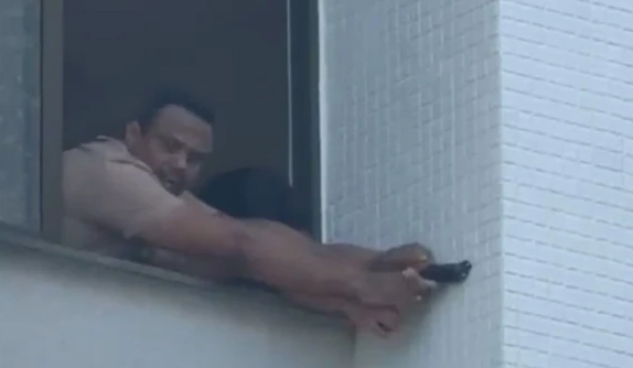 Policial armado surta e ameaça mulher dentro de hotel