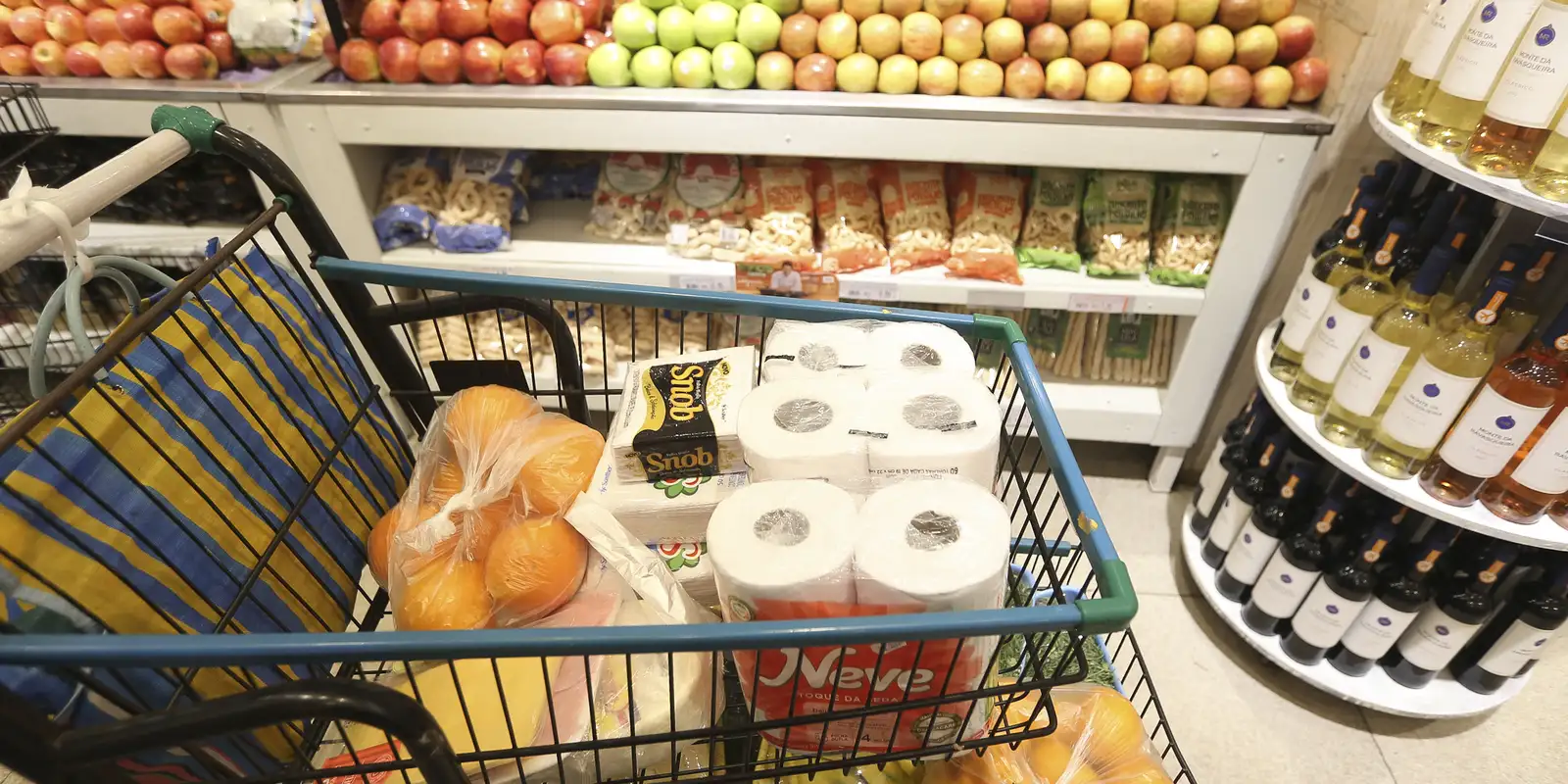 Cesta básica dispara de novo em Salvador e já pesa quase metade do salário mínimo