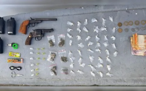 Imagem do post Suspeito morre em confronto com a PM dentro de acampamento do tráfico em Abrantes