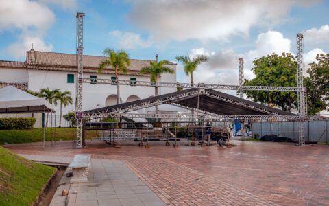 Imagem do post Pedrão de Lauro 2026 ganha forma com a montagem da estrutura na Praça da Matriz