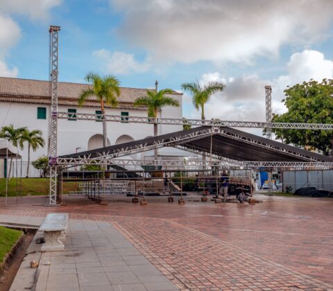 Imagem do post Pedrão de Lauro 2026 ganha forma com a montagem da estrutura na Praça da Matriz
