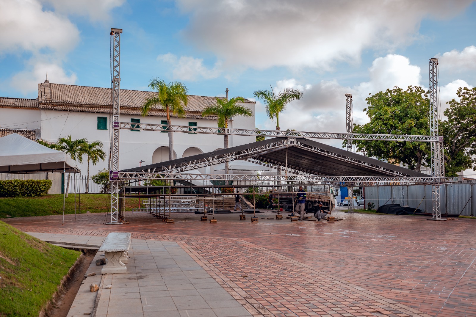 Pedrão de Lauro 2026 ganha forma com a montagem da estrutura na Praça da Matriz