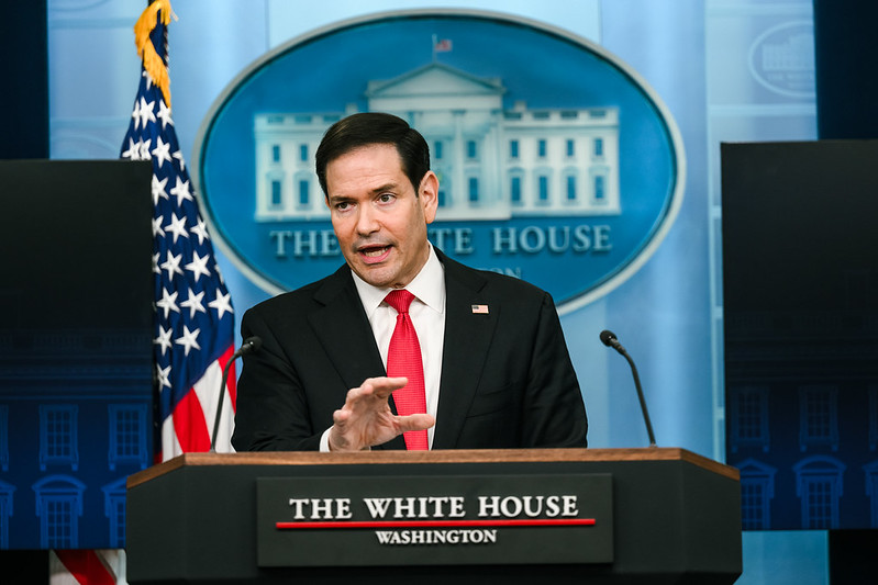 Rubio responde carta de Flávio Bolsonaro e mantém cautela sobre tarifaço