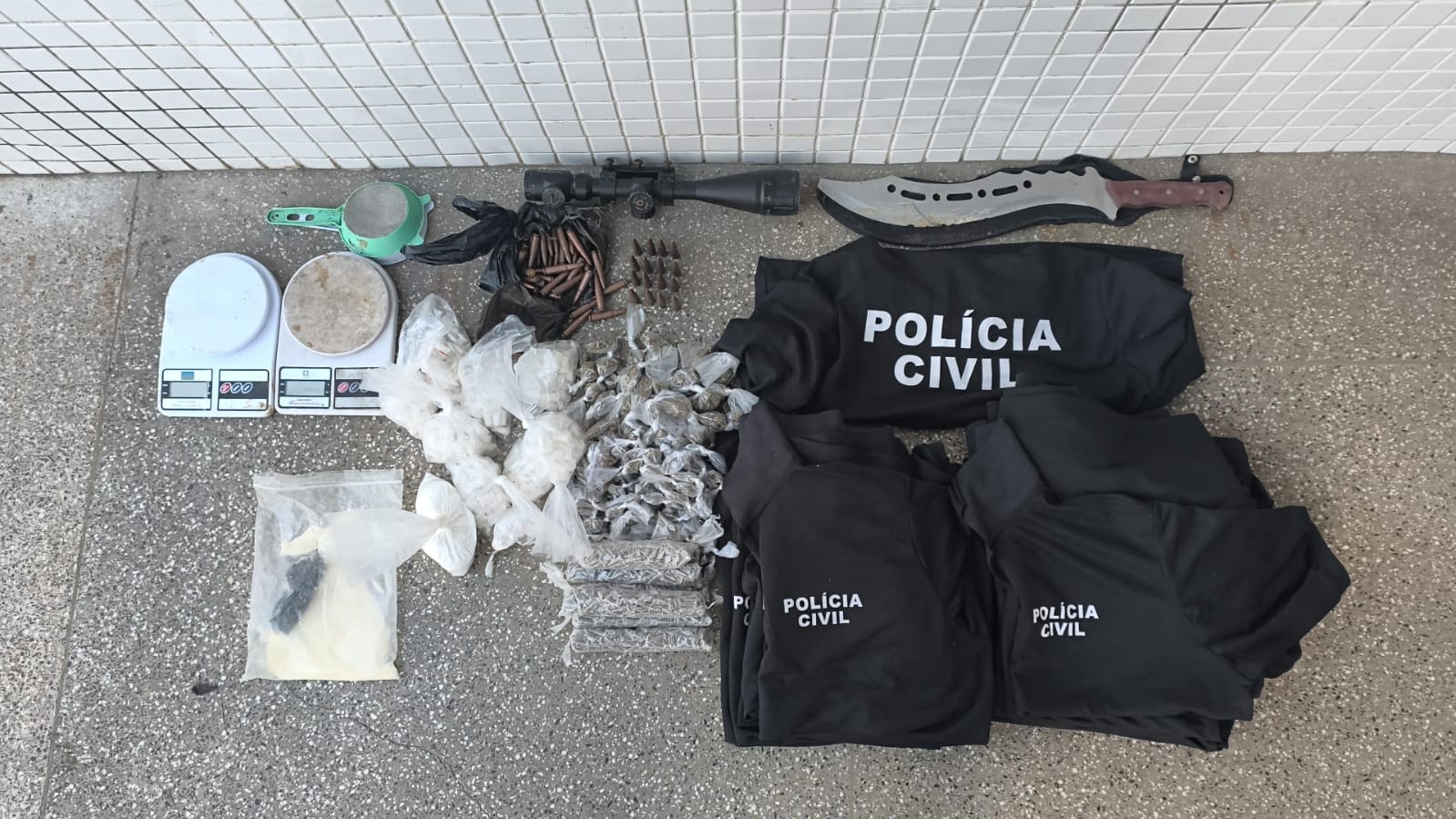Casal ligado ao BDM é preso com drogas, munições e camisas da Polícia Civil