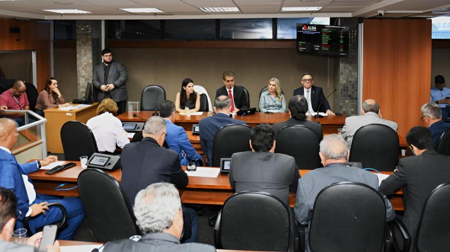 CCJ da Assembleia aprova por unanimidade indicação de Camila Vasquez para o TCM-BA